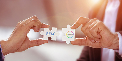 View of two hands holding two matching puzzle pieces together, with "RFM" on the left piece and the Covestro logo on the right piece.