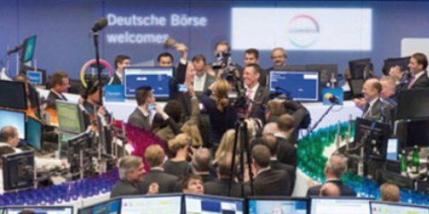 Photo of busy people at Deutsche Börse, a Covestro banner can be seen in the background.