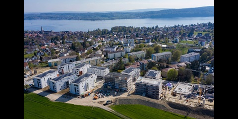 Luftaufnahme einer großen Stadt mit einem Fluss im Hintergrund.