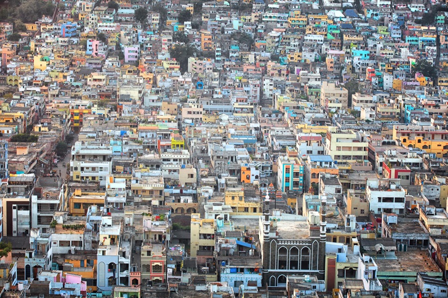 Luftaufnahme einer dicht besiedelten Stadt in Indien.