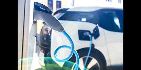 E-Auto lädt an einer Ladestation auf.