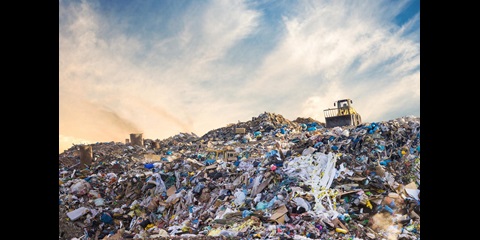 Aufnahme eines großen Müllbergs.